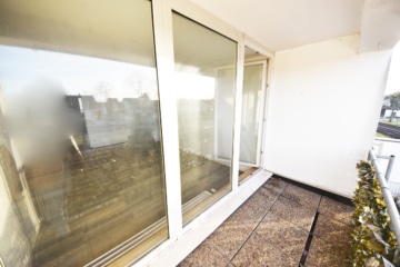 DIETZ: Einzugsbereite 3-Zimmer-Wohnung im Dachgeschoss mit Balkon, neuem Badzimmer und Gäste-WC! - Balkon (654782)
