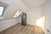 Küche - DIETZ: Einzugsbereite 3-Zimmer-Wohnung im Dachgeschoss mit Balkon, neuem Badzimmer und Gäste-WC!