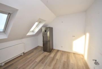 DIETZ: Einzugsbereite 3-Zimmer-Wohnung im Dachgeschoss mit Balkon, neuem Badzimmer und Gäste-WC! - Küche (654780)