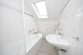 DIETZ: Modernisierte 2-Zimmer-Dachgeschosswohnung in Nilkheim! - Tageslichtbadezimmer mit Badewanne