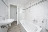 DIETZ: Modernisierte 2-Zimmer-Dachgeschosswohnung in Nilkheim! - Tageslichtbadezimmer mit Badewanne