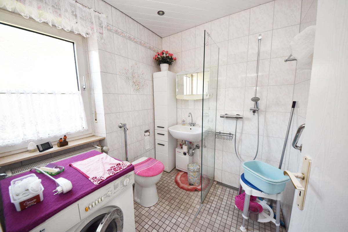 Tageslichtbad mit Dusche EG