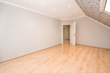 DIETZ: 10200,- Jahresnettomieteinnahme Eigentumswohnung mit guter Ausstattung – Nahe Mainparksee! - Schlafzimmer (694658)
