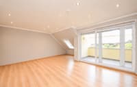 Wohnbereich mit Zugang zum Balkon