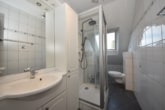 DIETZ: 3 Zimmerwohnung mit Einbauküche und 2 Balkonen in ruhiger Lage von Eppertshausen - Tageslicht Badezimmer