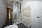 DIETZ: 3 Zimmerwohnung mit Einbauküche und 2 Balkonen in ruhiger Lage von Eppertshausen - Tageslicht Badezimmer