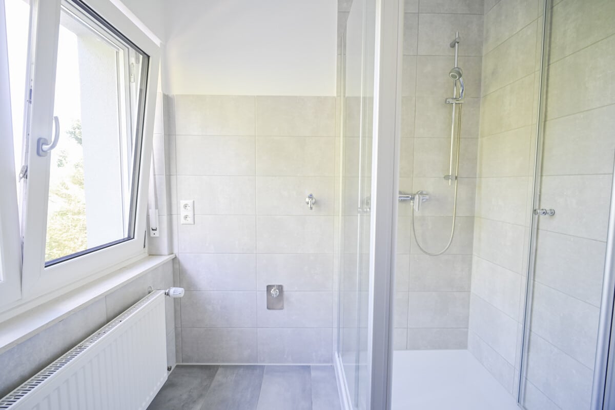 Tageslichtbadezimmer mit Dusche