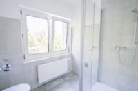 Tageslichtbadezimmer mit Dusche