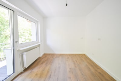 DIETZ: 3-Zimmer-Wohnung im 1. OG im energetisch sanierten 7-FH m. Balkon n. Godelsberg und Waldrand! - Schlafzimmer 2 mit Balkonb (702729)