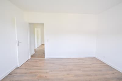 DIETZ: 3-Zimmer-Wohnung im 1. OG im energetisch sanierten 7-FH m. Balkon n. Godelsberg und Waldrand! - Schlafzimmer 1 von 2 (702728)