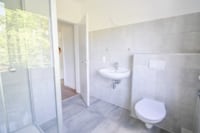 Tageslichtbadezimmer mit Dusche