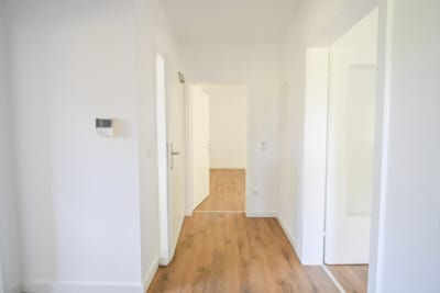 DIETZ: 3-Zimmer-Wohnung im 1. OG im energetisch sanierten 7-FH m. Balkon n. Godelsberg und Waldrand! - Flur (702734)