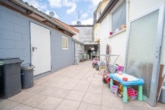 Innenhof - DIETZ: Einfamilienhaus mit Innenhof, kleinem Nebengebäude und Garage in Schaafheim – Radheim.