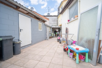 DIETZ: Einfamilienhaus mit Innenhof, kleinem Nebengebäude und Garage in Schaafheim – Radheim. - Innenhof (688736)
