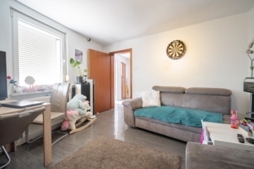 DIETZ: Einfamilienhaus mit Innenhof, kleinem Nebengebäude und Garage in Schaafheim – Radheim. - Wohnzimmer EG (688721)