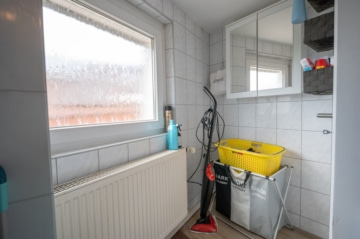 DIETZ: Einfamilienhaus mit Innenhof, kleinem Nebengebäude und Garage in Schaafheim – Radheim. - Tageslichtbadezimmer OG (688734)