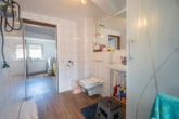 Tageslichtbadezimmer OG - DIETZ: Einfamilienhaus mit Innenhof, kleinem Nebengebäude und Garage in Schaafheim – Radheim.