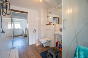 DIETZ: Einfamilienhaus mit Innenhof, kleinem Nebengebäude und Garage in Schaafheim – Radheim. - Tageslichtbadezimmer OG (688733)