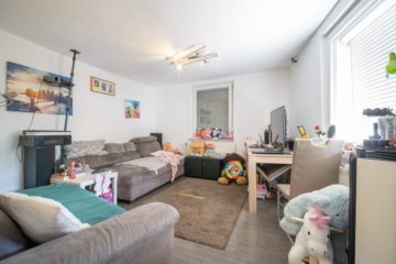 DIETZ: Einfamilienhaus mit Innenhof, kleinem Nebengebäude und Garage in Schaafheim – Radheim. - Wohnzimmer EG (688720)
