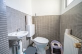 Gäste-WC EG - DIETZ: Einfamilienhaus mit Innenhof, kleinem Nebengebäude und Garage in Schaafheim – Radheim.