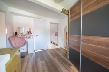 DIETZ: Einfamilienhaus mit Innenhof, kleinem Nebengebäude und Garage in Schaafheim – Radheim. - Durchgangszimmer/Flur OG (688730)