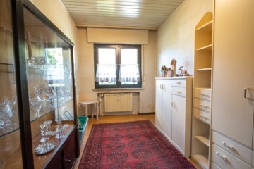 2 Familienhaus mit Garten, Pool, Keller und Garage – DG vermietet – in Reinheim! - Schlafzimmer 1 von 2 EG (642150)