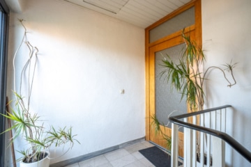 2 Familienhaus mit Garten, Pool, Keller und Garage – DG vermietet – in Reinheim! - Treppenhaus DG (642163)