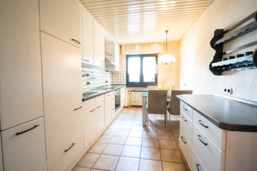 2 Familienhaus mit Garten, Pool, Keller und Garage – DG vermietet – in Reinheim! - Küche EG (642159)