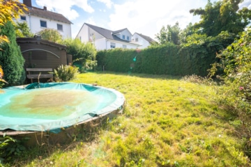 2 Familienhaus mit Garten, Pool, Keller und Garage – DG vermietet – in Reinheim! - Garten mit Pool (642190)