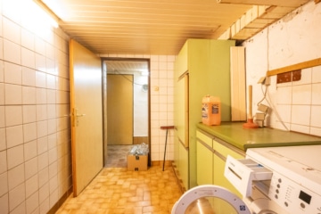 2 Familienhaus mit Garten, Pool, Keller und Garage – DG vermietet – in Reinheim! - Waschküche KG (642183)