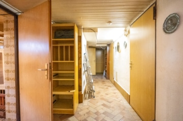 2 Familienhaus mit Garten, Pool, Keller und Garage – DG vermietet – in Reinheim! - Flur KG (642171)