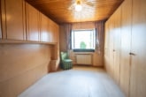 Schlafzimmer 2 von 2 EG - 2 Familienhaus mit Garten, Pool, Keller und Garage – DG vermietet – in Reinheim!
