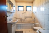 Tageslicht Badezimmer EG - 2 Familienhaus mit Garten, Pool, Keller und Garage – DG vermietet – in Reinheim!