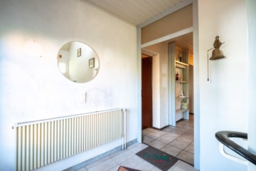 2 Familienhaus mit Garten, Pool, Keller und Garage – DG vermietet – in Reinheim! - Treppenhaus EG (642145)