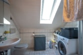 Tageslicht Duschbad DG - 2 Familienhaus mit Garten, Pool, Keller und Garage – DG vermietet – in Reinheim!