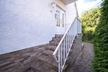 2 Familienhaus mit Garten, Pool, Keller und Garage – DG vermietet – in Reinheim! - Eingang (642143)