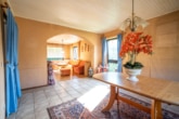 Offener Wohn- und Essbereich EG - 2 Familienhaus mit Garten, Pool, Keller und Garage – DG vermietet – in Reinheim!