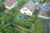 Luftbild - 2 Familienhaus mit Garten, Pool, Keller und Garage – DG vermietet – in Reinheim!