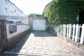 Garageneinfahrt - 2 Familienhaus mit Garten, Pool, Keller und Garage – DG vermietet – in Reinheim!