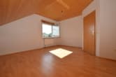 Zimmer 1 - DIETZ: Trendige 4 Zimmer-Dachgeschosswohnung im 2- Familienhaus mit Blick ins Grüne!