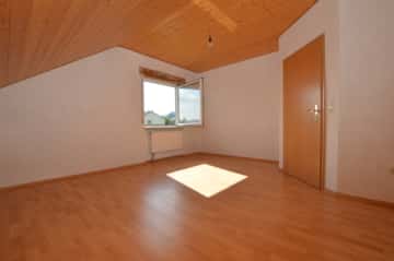 DIETZ: Trendige 4 Zimmer-Dachgeschosswohnung im 2- Familienhaus mit Blick ins Grüne! - Zimmer 1 (694191)