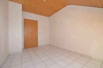 DIETZ: Trendige 4 Zimmer-Dachgeschosswohnung im 2- Familienhaus mit Blick ins Grüne! - Zimmer 3 (694195)