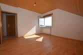 Zimmer 2 - DIETZ: Trendige 4 Zimmer-Dachgeschosswohnung im 2- Familienhaus mit Blick ins Grüne!