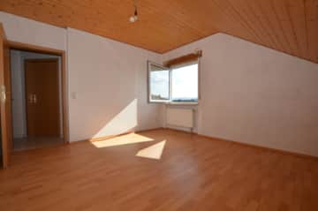 DIETZ: Trendige 4 Zimmer-Dachgeschosswohnung im 2- Familienhaus mit Blick ins Grüne! - Zimmer 2 (694192)