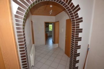 DIETZ: Trendige 4 Zimmer-Dachgeschosswohnung im 2- Familienhaus mit Blick ins Grüne! - Diele (694188)