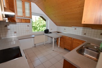 DIETZ: Trendige 4 Zimmer-Dachgeschosswohnung im 2- Familienhaus mit Blick ins Grüne! - Küche (694190)