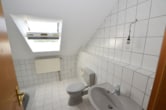 Tageslichtbad - DIETZ: Trendige 4 Zimmer-Dachgeschosswohnung im 2- Familienhaus mit Blick ins Grüne!