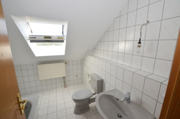 DIETZ: Trendige 4 Zimmer-Dachgeschosswohnung im 2- Familienhaus mit Blick ins Grüne! - Tageslichtbad (694197)