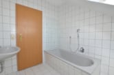 Tageslichtbad mit Badewanne - DIETZ: Trendige 4 Zimmer-Dachgeschosswohnung im 2- Familienhaus mit Blick ins Grüne!