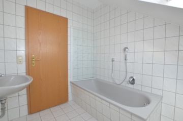DIETZ: Trendige 4 Zimmer-Dachgeschosswohnung im 2- Familienhaus mit Blick ins Grüne! - Tageslichtbad mit Badewanne (694196)